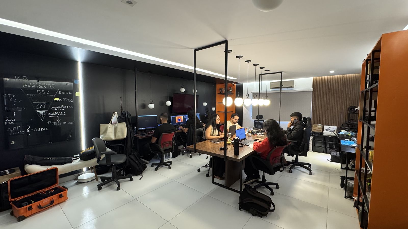 Time da KR Agência Digital trabalhando no escritório